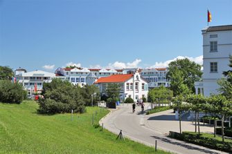 Seebrückenvorplatz und Steigenberger Hotel in Zingst